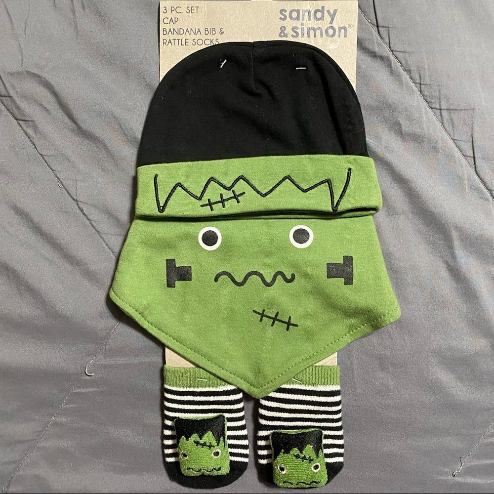 Sandy & Simon 3pc set Cap, Bib, Rattle socks